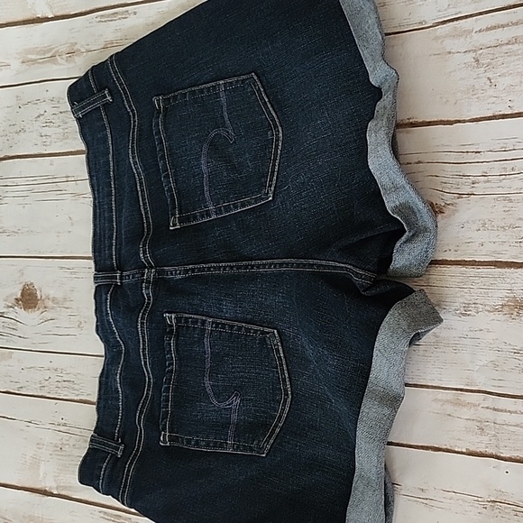Time and Tru Mid-Rise darker wash cuffed jean shorts - Picture 3 of 9